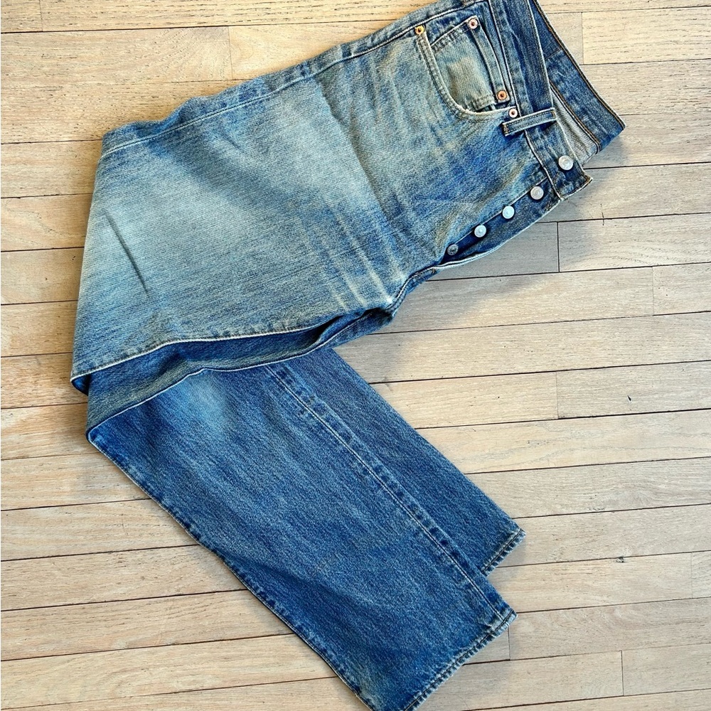 Levi's 501 W33 L36 - Light Blue With Distressed Right Pocket